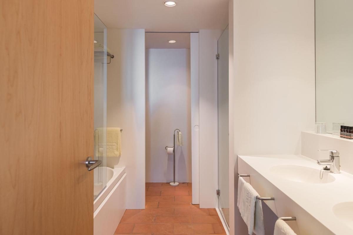 Un baño de Almadraba Park Hotel