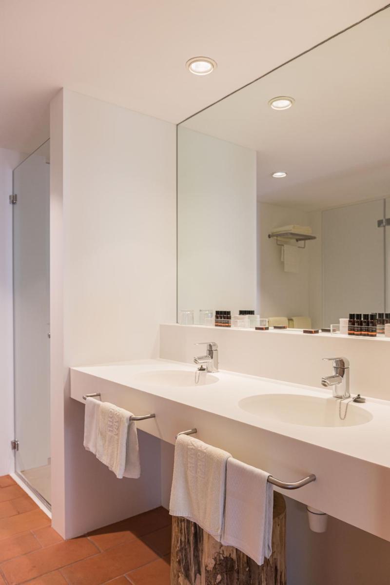 Un baño de Almadraba Park Hotel