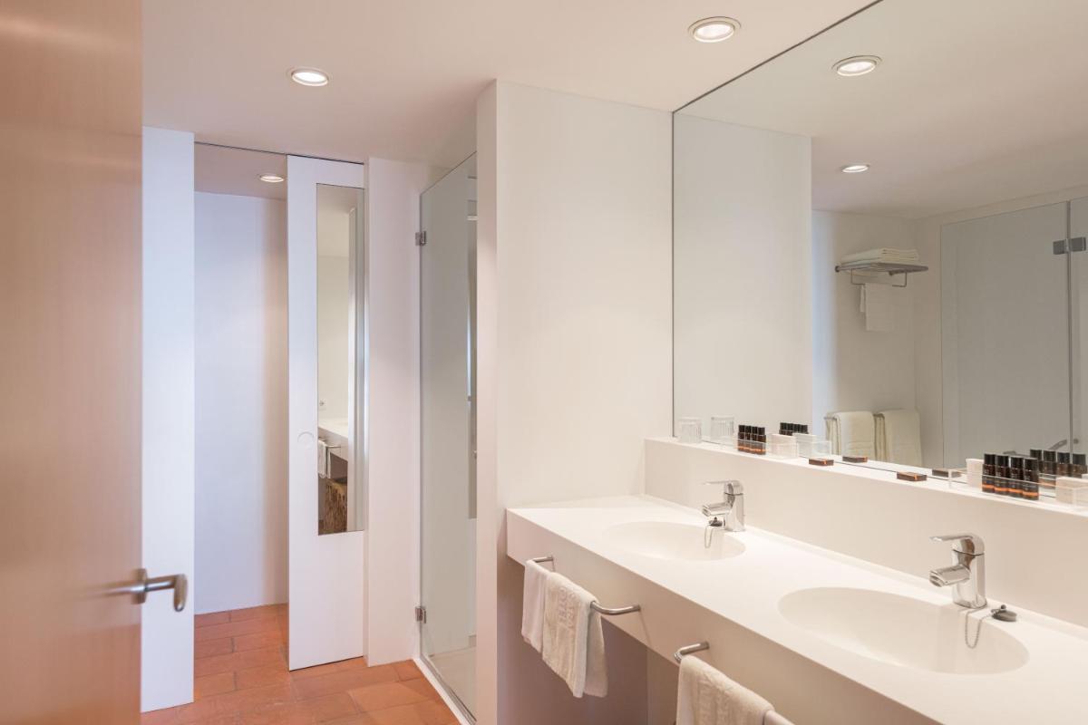 Un baño de Almadraba Park Hotel