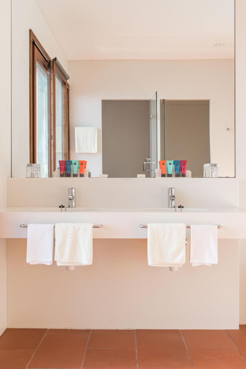 Un baño de Almadraba Park Hotel
