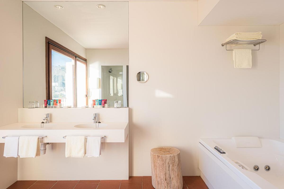 Un baño de Almadraba Park Hotel