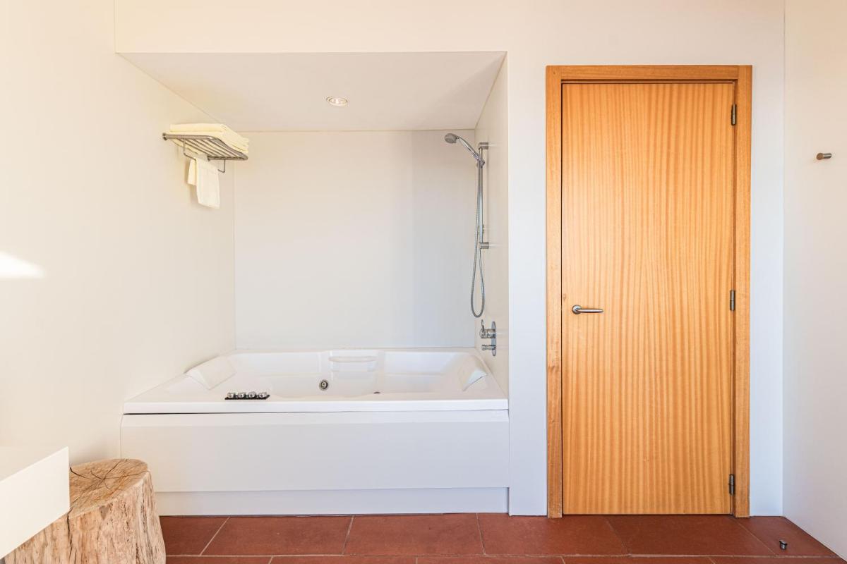 Un baño de Almadraba Park Hotel