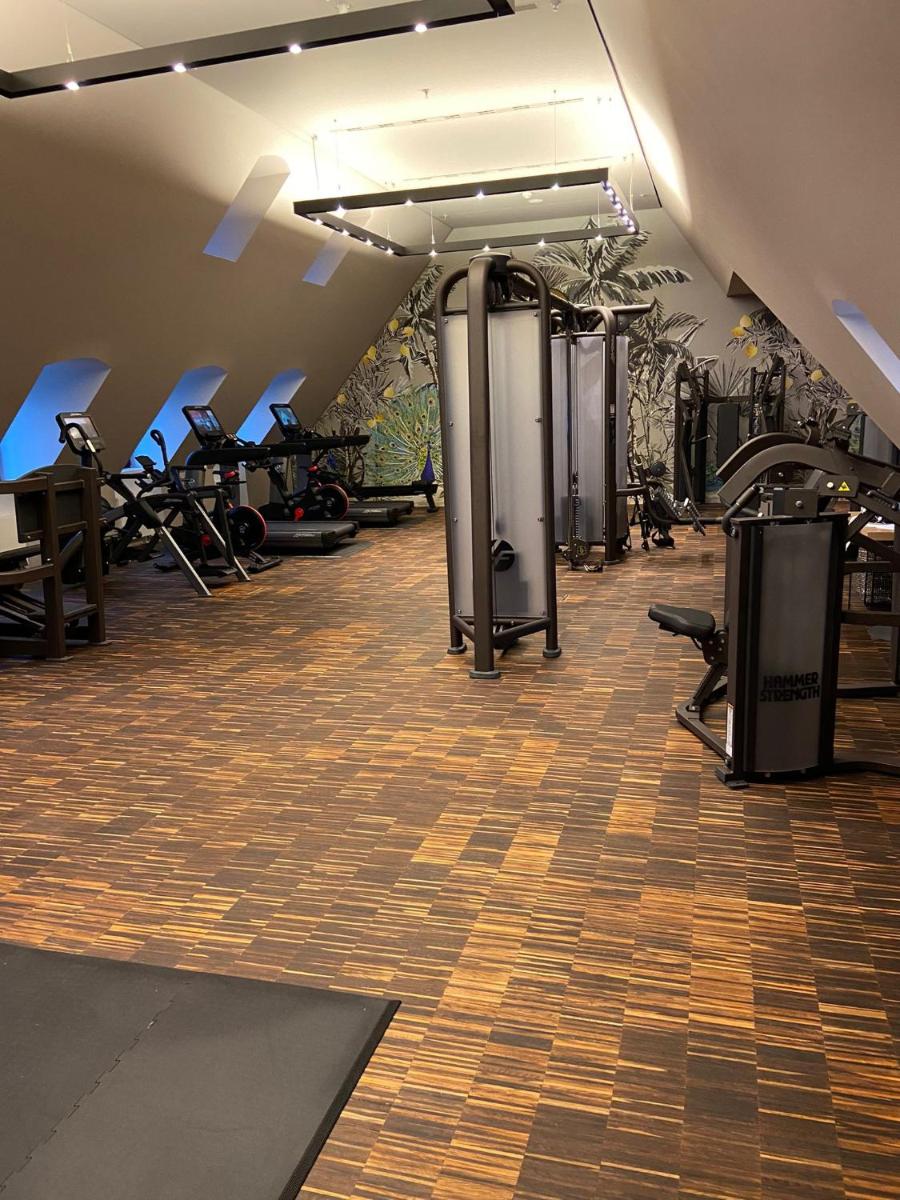 ein Fitnessstudio mit einem Haufen Heimtrainer in einem Raum in der Unterkunft Townhouse Dresden in Dresden ein Fitnessstudio mit einem Haufen Heimtrainer in einem Raum in der Unterkunft Townhouse Dresden in Dresden