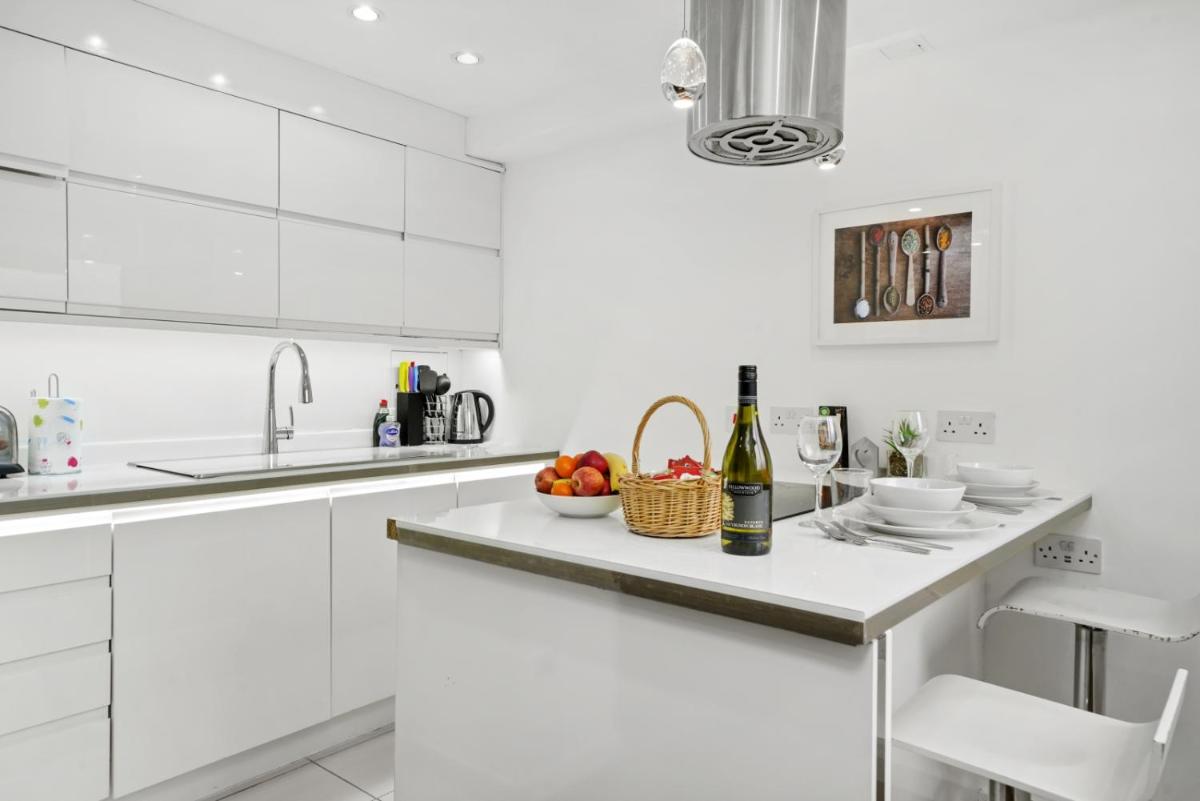 Chic Trendy One Bed Apt With Balcony - Housity