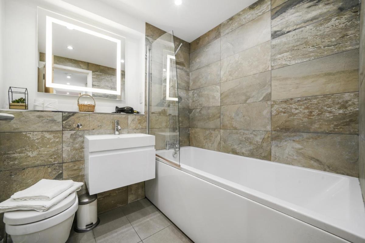 Chic Trendy One Bed Apt With Balcony - Housity