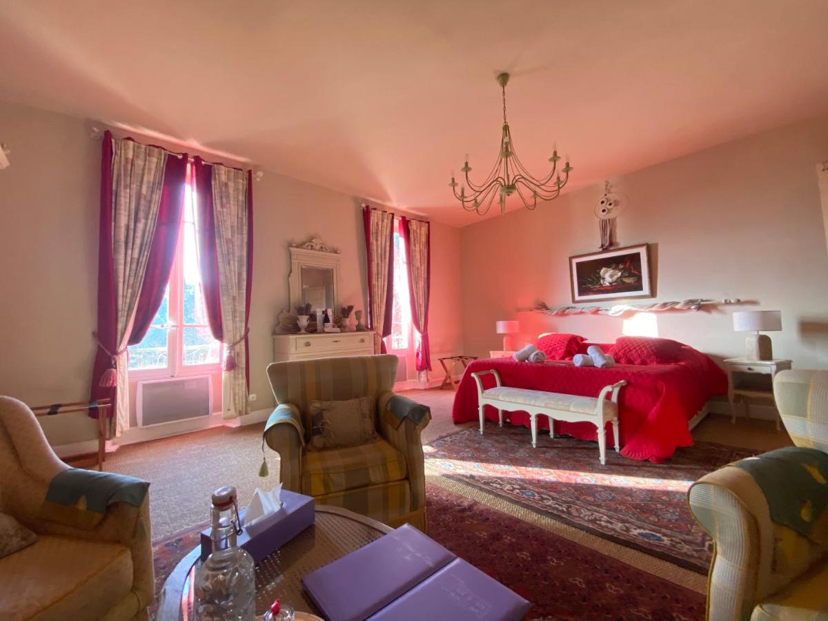Coin salon dans l'établissement Les Carmes and spa
