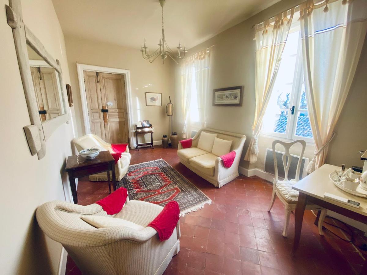 Coin salon dans l'établissement Les Carmes and spa