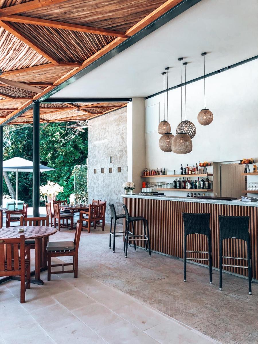 un restaurant avec des tables et des chaises et un bar dans l'établissement Hotel Château Des Alpilles, à Saint-Rémy-de-Provence