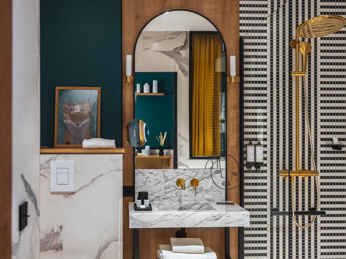 une salle de bains avec un lavabo et un miroir dans l'établissement Dandy Hotel, à Paris