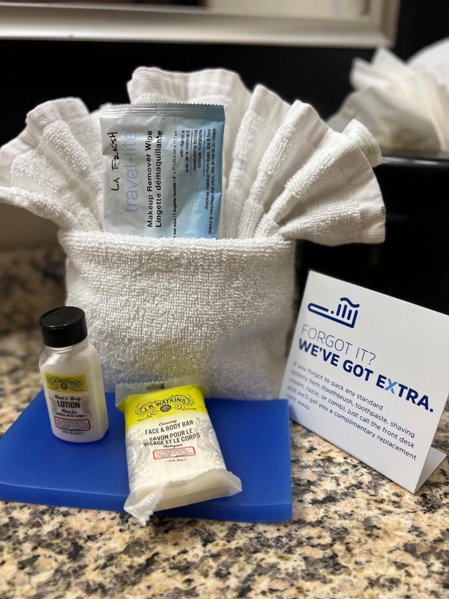 Holiday Inn Express & Suites Bloomington West, an IHG Hotel - Housity