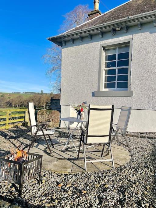 Suitetrails - A cosy two-bedroom cottage near Loch Lomond