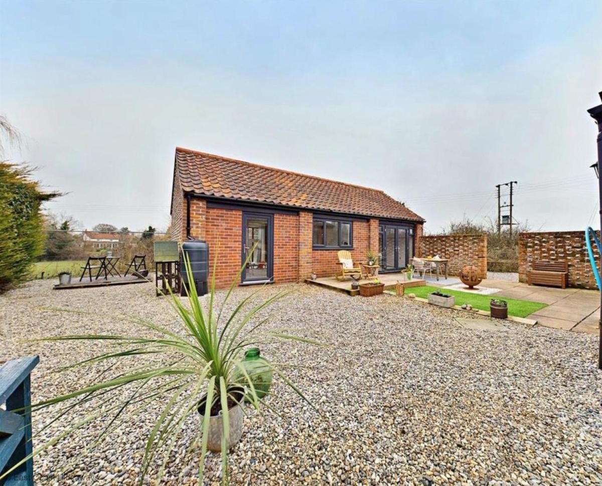 Stunning rural barn Annexe sleeps 2, under 3 miles to Norfolk Coast - Housity