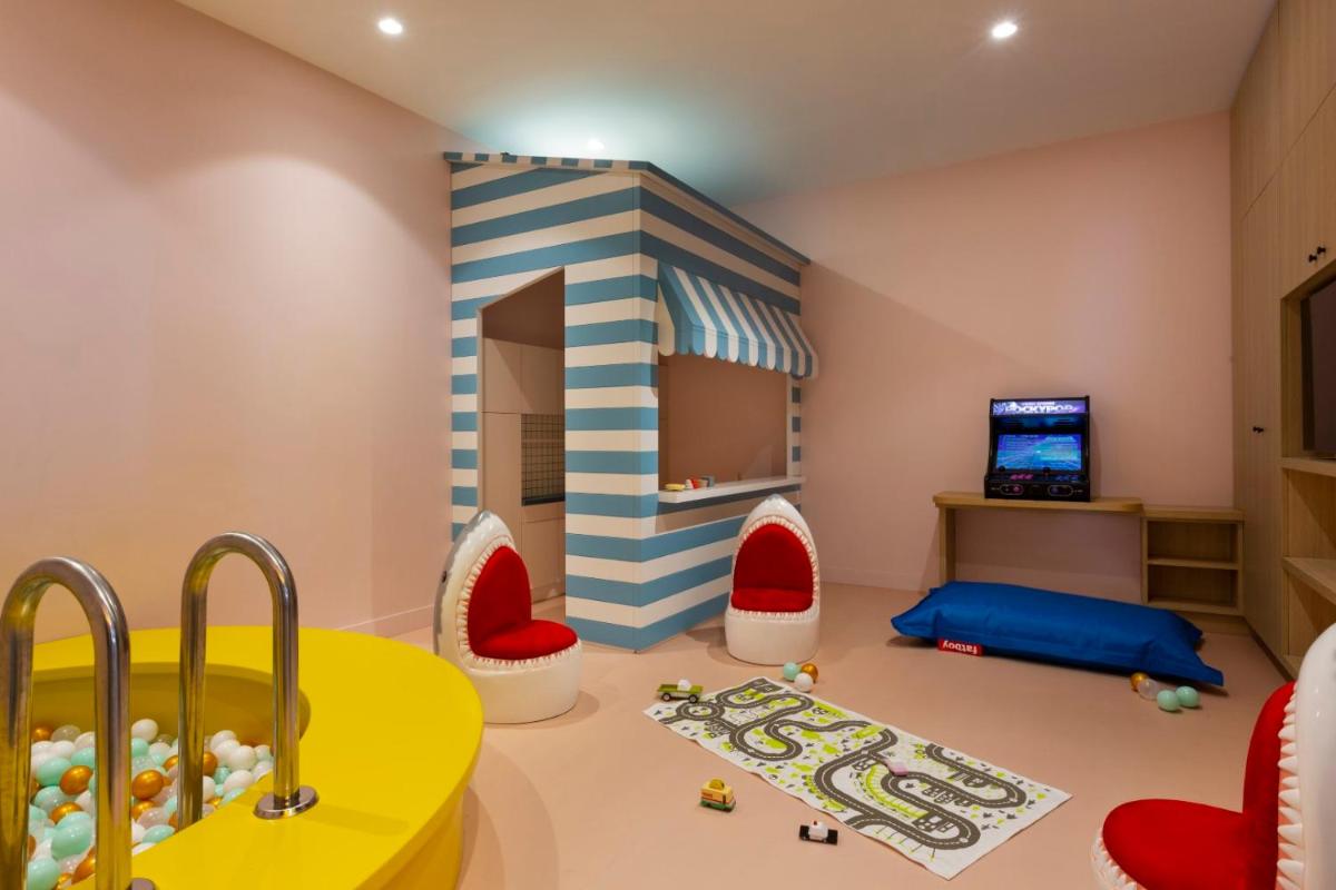 Télévision ou salle de divertissement dans l'établissement RockyPop Flaine Hotel & Spa