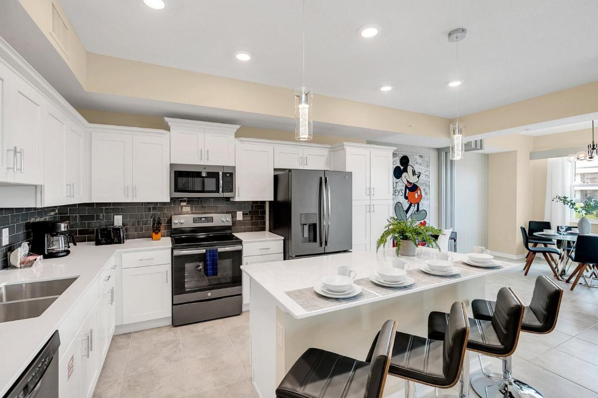 NEW Magically Themed Condo w Pool View - Housity