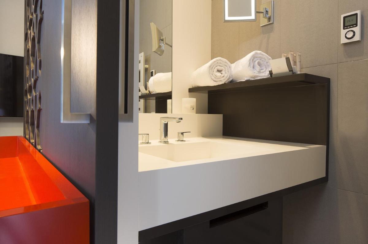 Télévision ou salle de divertissement dans l'établissement Hotel D - Strasbourg