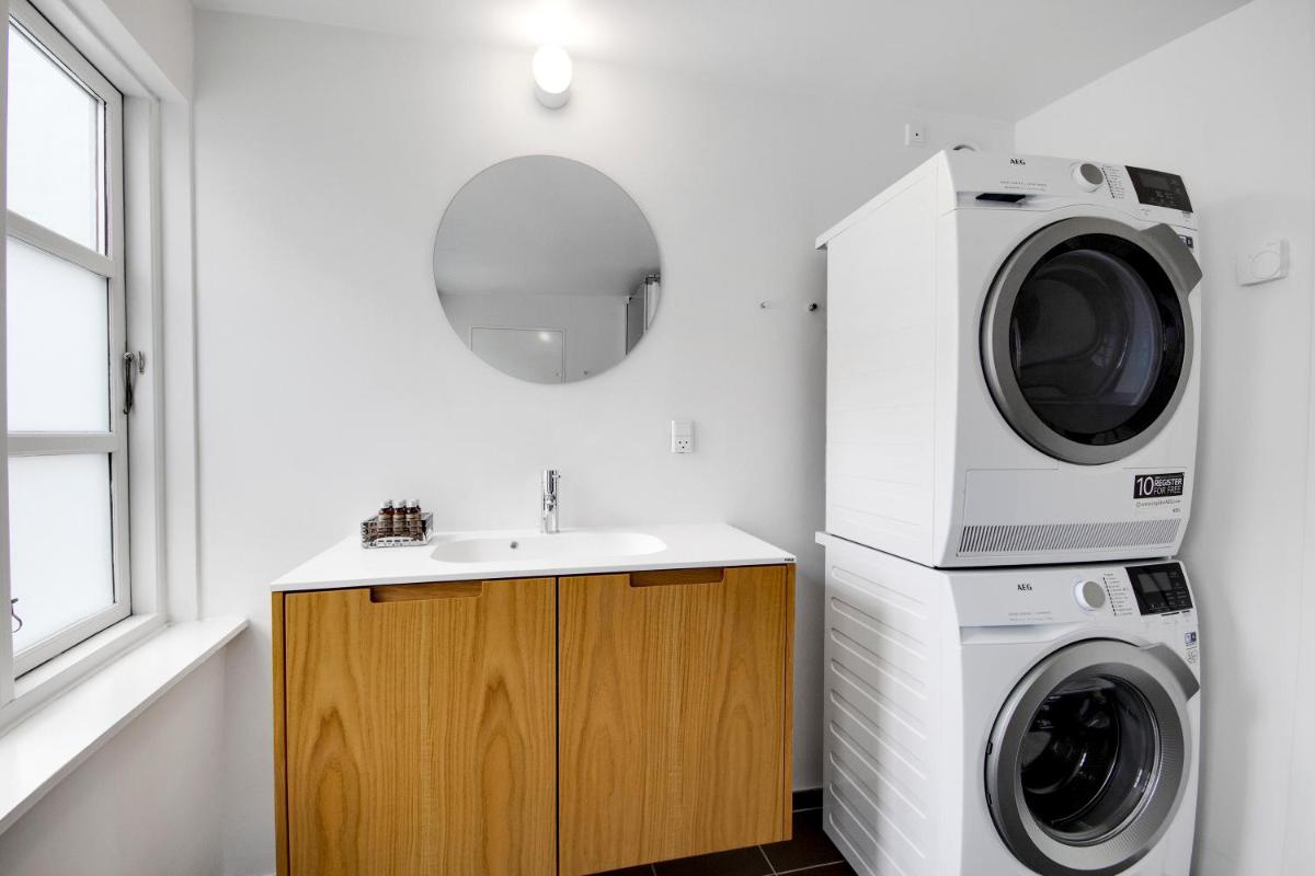 Sanders Regent - Chic Three-Bedroom Apartment Near Central Square - Housity