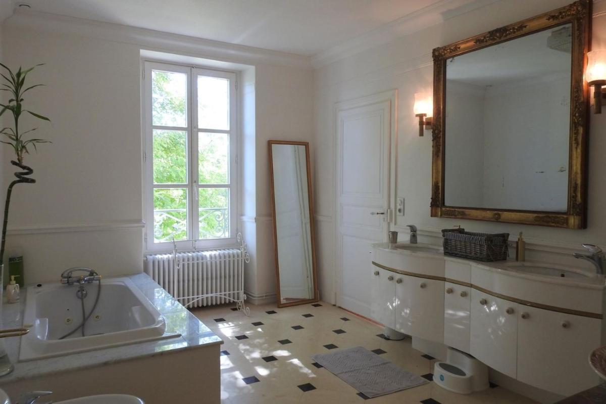 Demeure de prestige avec piscine chauffée et spa - Housity