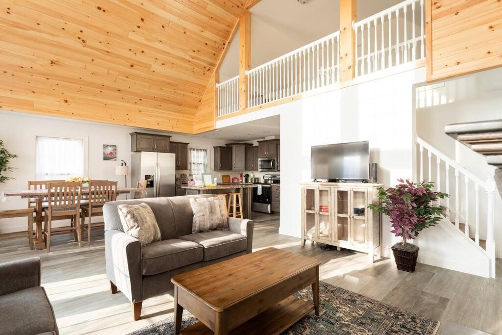 CatskillsChalet/WIFI/SKIING/Fireplace/King Bed - Housity