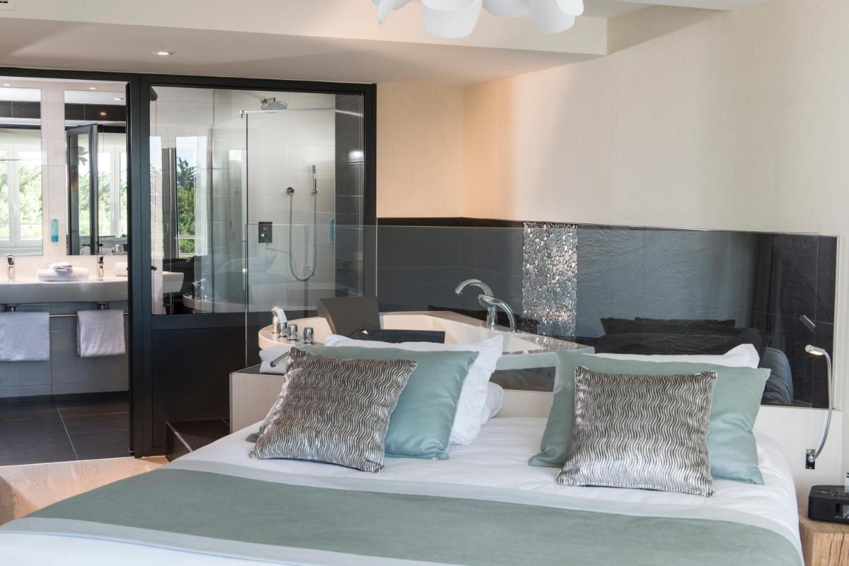 Un ou plusieurs lits dans un hébergement de l'établissement Hôtel Valdys Thalasso & Spa - les Pins
