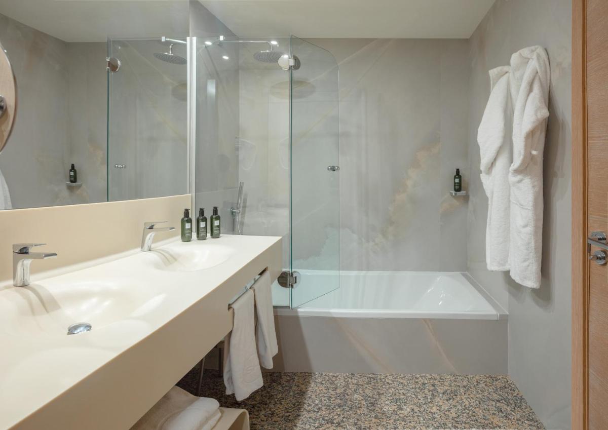 Un baño de SH Valencia Palace