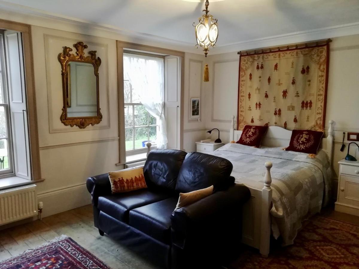 Dolphin House - Housity