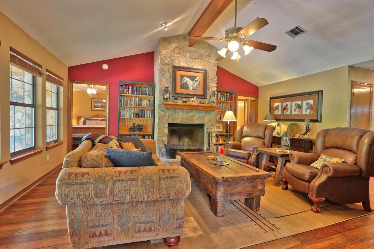 Honky Tonk Getaway - Housity