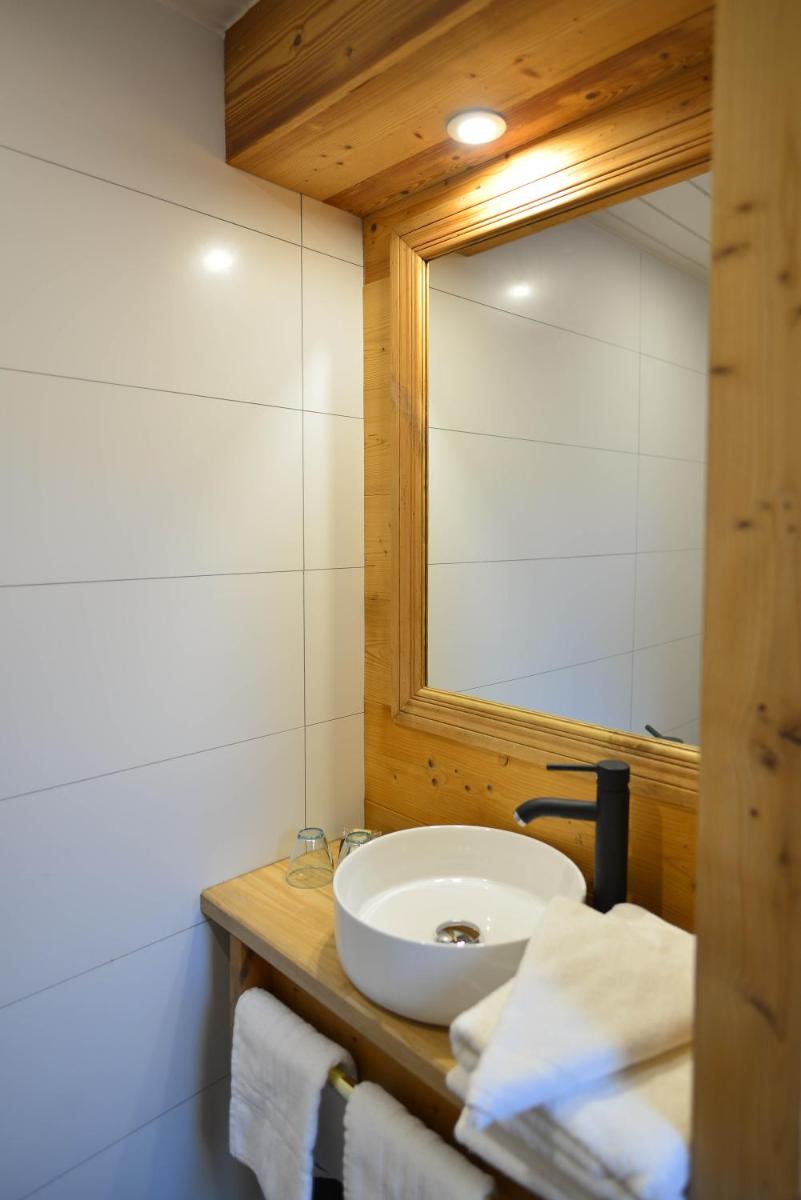Salle de bains dans l'établissement Café-Hôtel Le Morillon, Domaine du Grand Massif-Samoëns