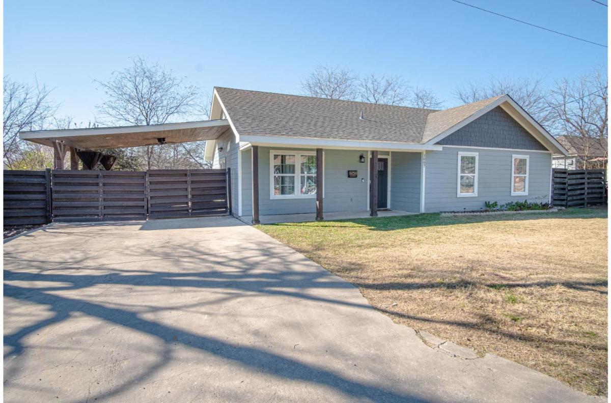 Lovely 3 BR Home Only 9 Minutes from Downtown - Housity
