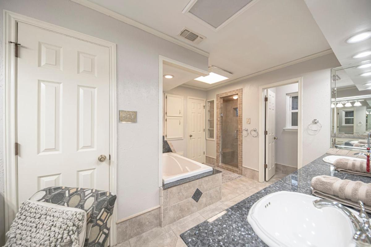 Right At Home-Midland Oasis - Housity