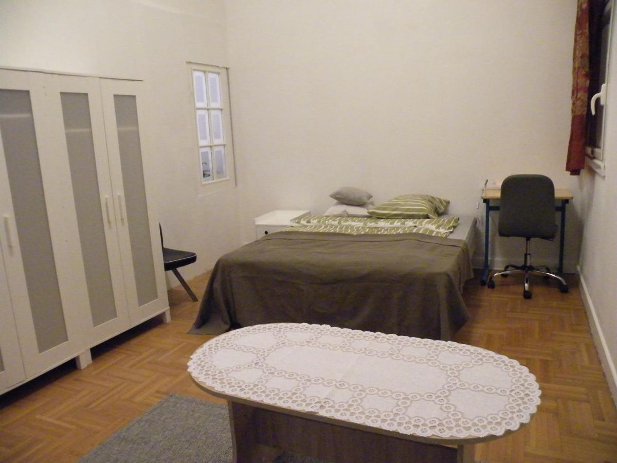 APPARTEMENT F3 -PLAISIR MOINS CHER - Jusqu'a 8Personnes - Housity