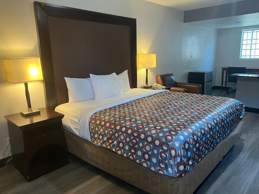 GOLDSTAR INN MOTEL - Housity