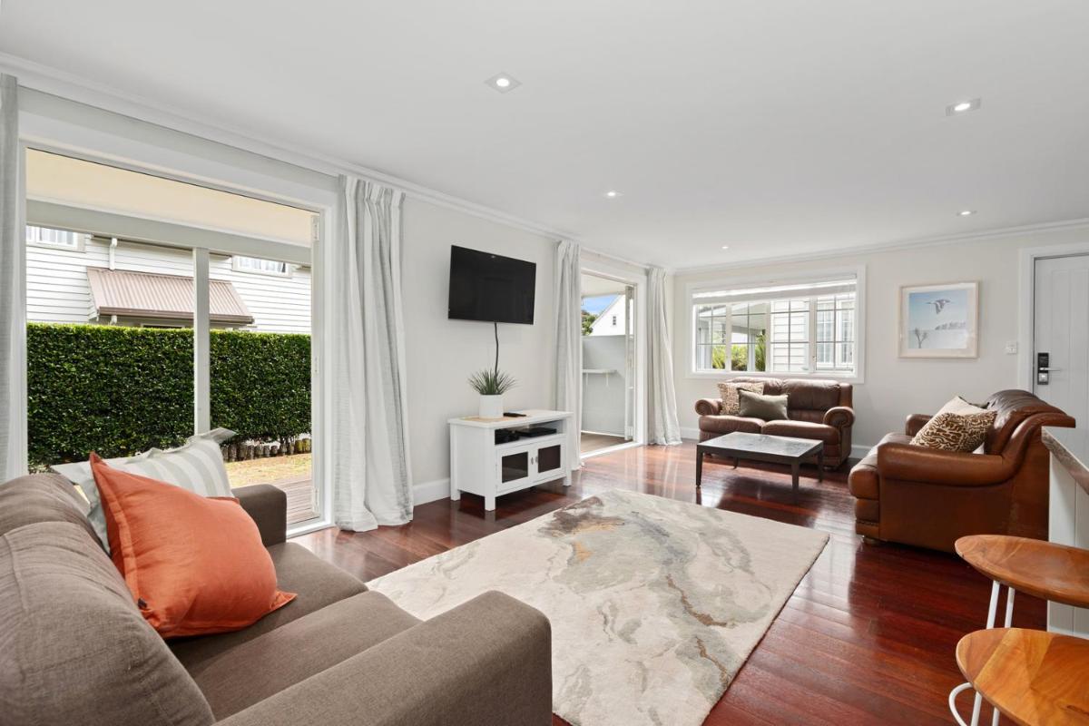 Sandy Jandal - 3-5 Bedroom - Russell Cottages - Housity
