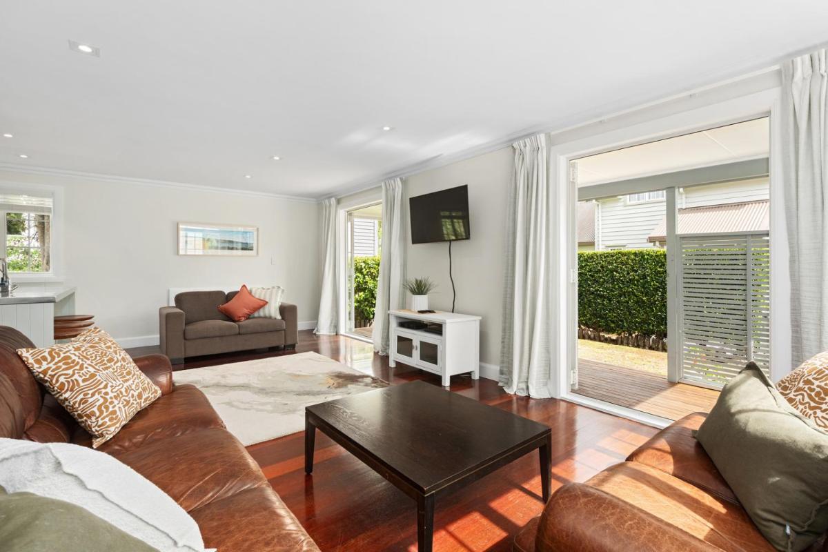 Sandy Jandal - 3-5 Bedroom - Russell Cottages - Housity