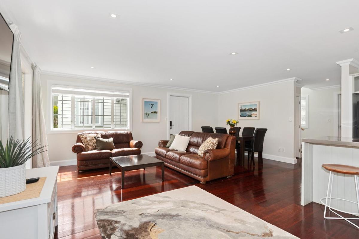 Sandy Jandal - 3-5 Bedroom - Russell Cottages - Housity