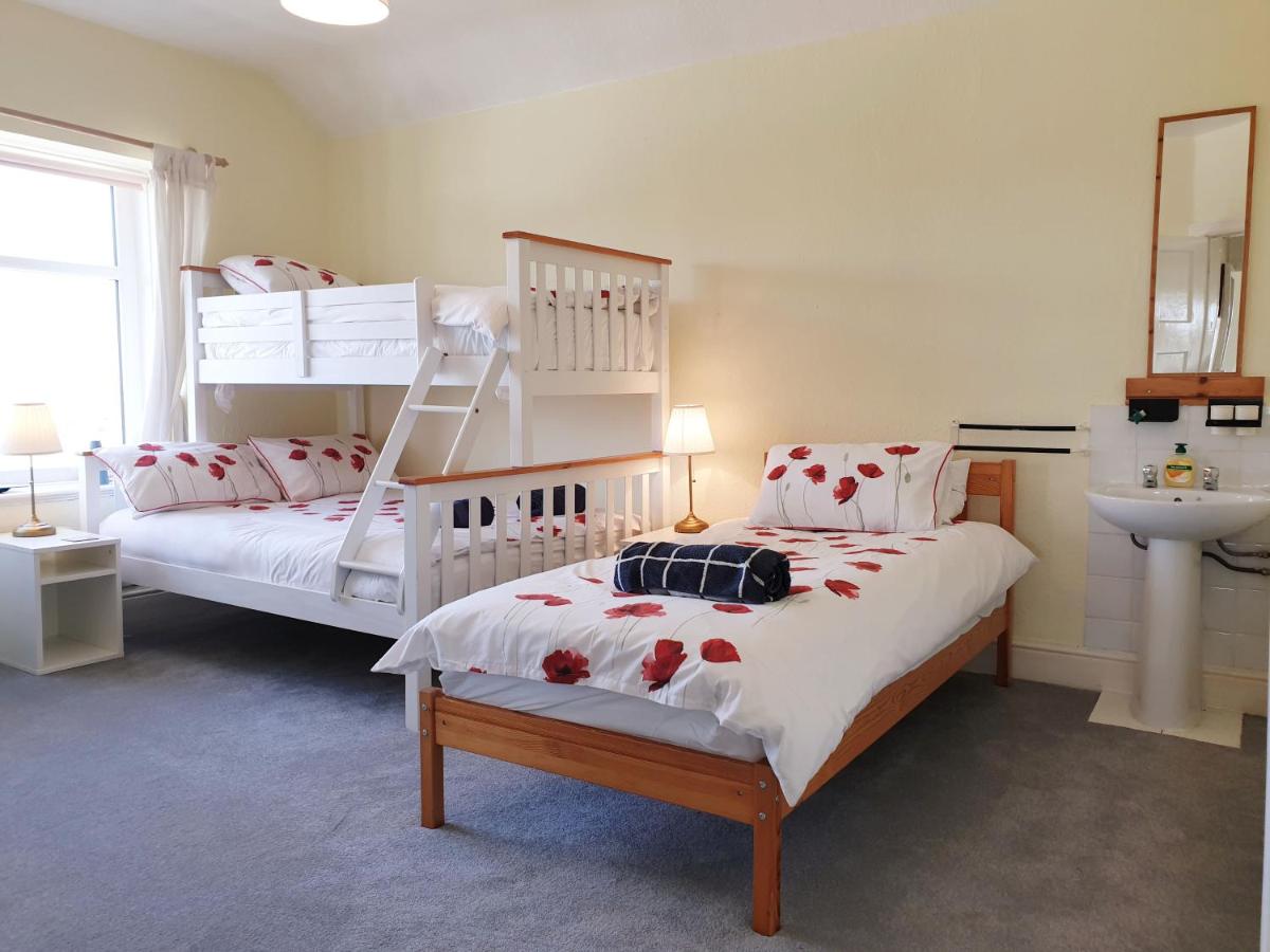 BRYN GORS-3 BED-FIRST FLOOR APT- YARDS FROM BEACH - Housity