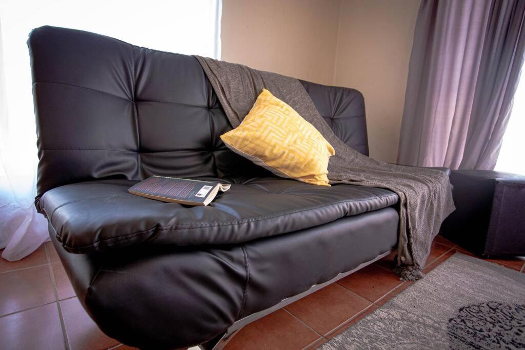 Lovely 1-bedroom Garden Cottage - Housity