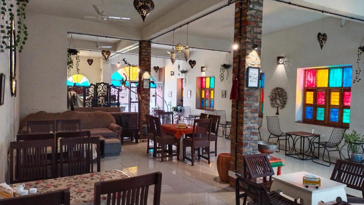 RANGBAARI STAYS & CAFE - Housity