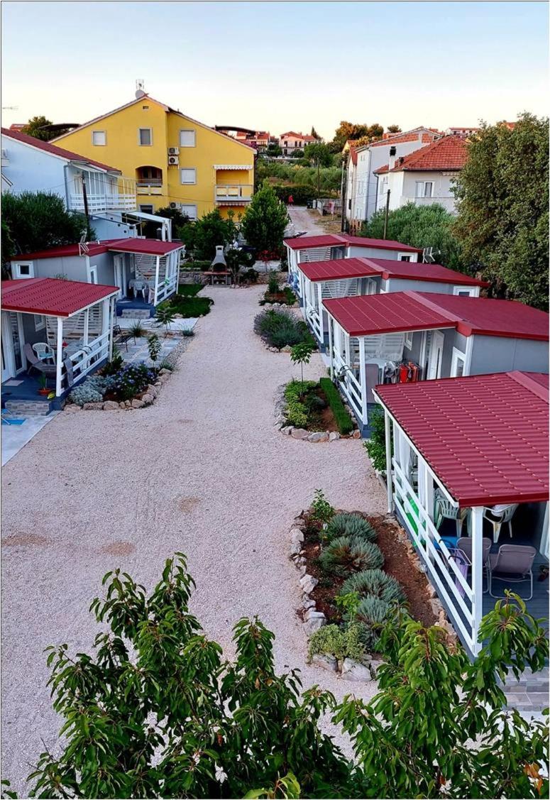 Fjaka Camp - Housity