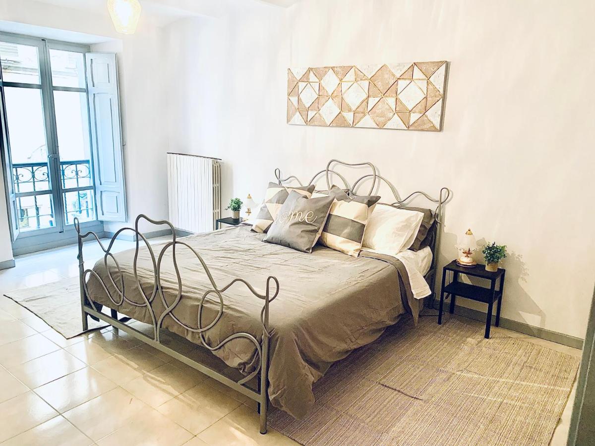 Lovely 2 bedroom apartment steps from Ascoli's stunning Piazza del Popolo - Housity