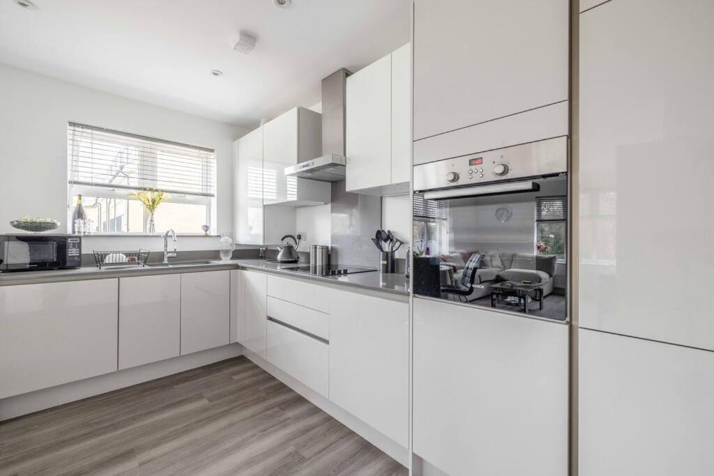 STYLISH HOME @ VIRGINIA WATER LAKE & FREE PARKING - Housity