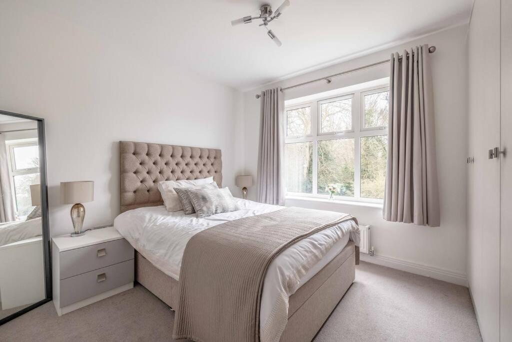 STYLISH HOME @ VIRGINIA WATER LAKE & FREE PARKING - Housity