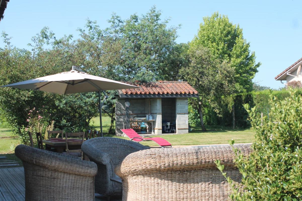 Beautiful 4-Bed country cottage with pool - Housity