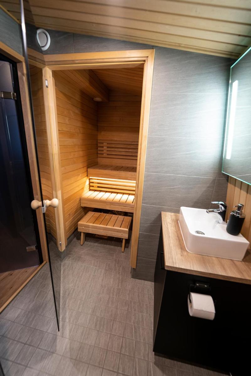Black Hotel - Housity