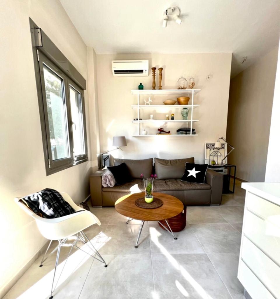 Nikaia Metro House - Housity
