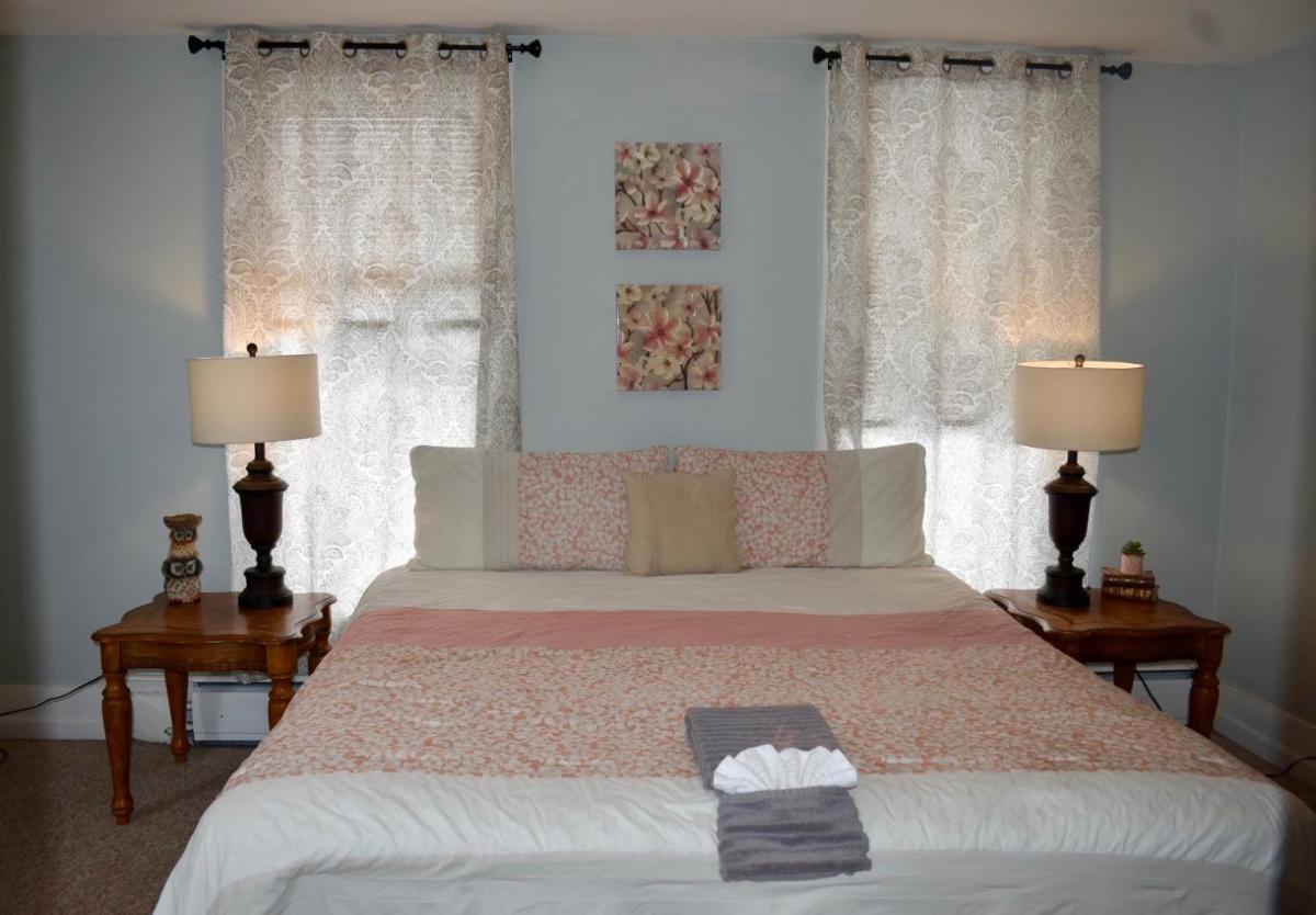 Cozy 2nd story Flat near downtown - Housity