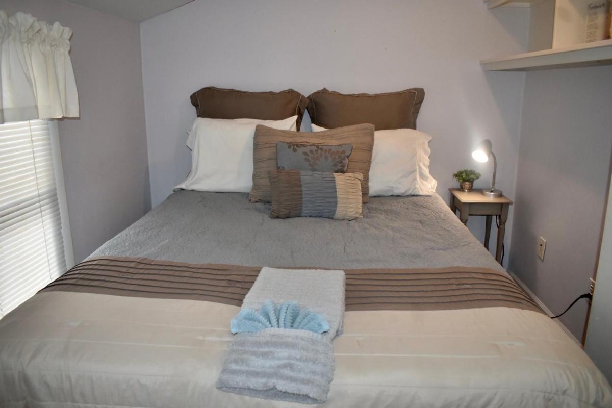 Cozy 2nd story Flat near downtown - Housity