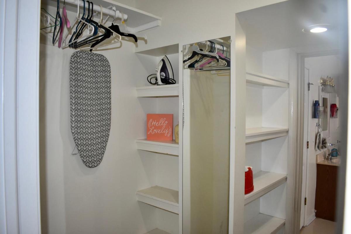 Cozy 2nd story Flat near downtown - Housity