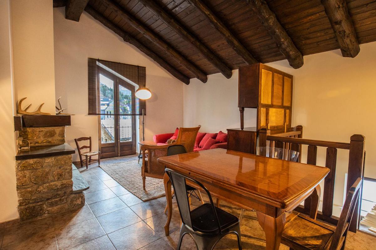 JAT MOUNTAIN HOUSES - Casa Jarca 2on pis Àtic, a 1km de Canillo - Housity