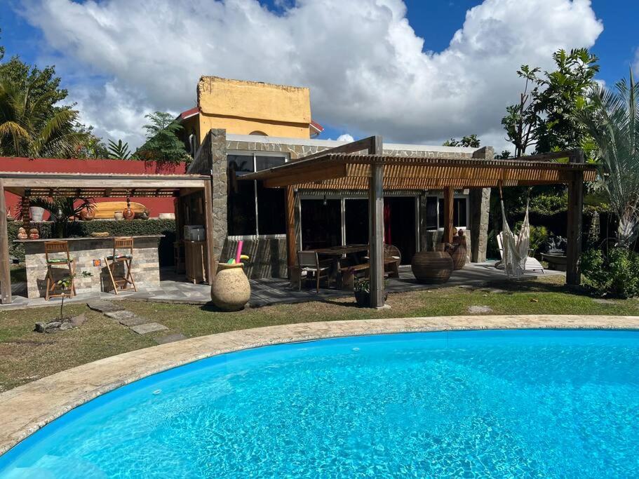 Adorable pool house in a beautiful garden - Housity