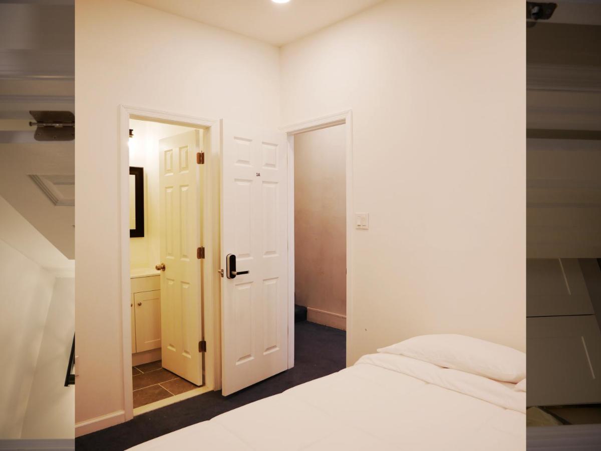 Oui on Ludlow - Entire House and Private Rooms in University City - Housity
